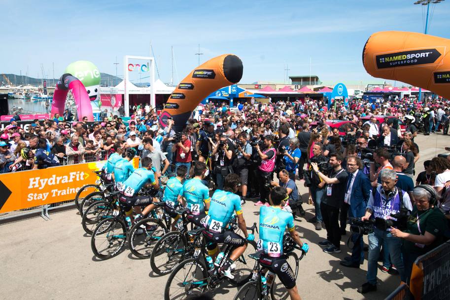 Bagno di folla e partenza simbolica con l&#39;Astana unita e davanti a tutti nel nome di Michele Scarponi. Lapresse